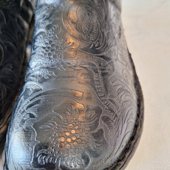 BOC Born Clogs Women's Size 10/42 Black Tooled Faux Leather Slip On Boho - Picture 2 of 13